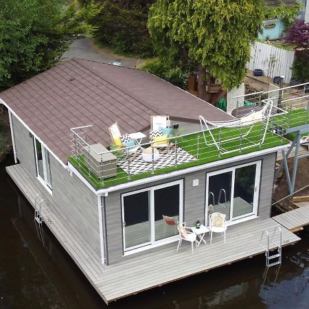 Tulana Taggs - Floating Home On Idyllic Island Hampton Hill Bagian luar foto