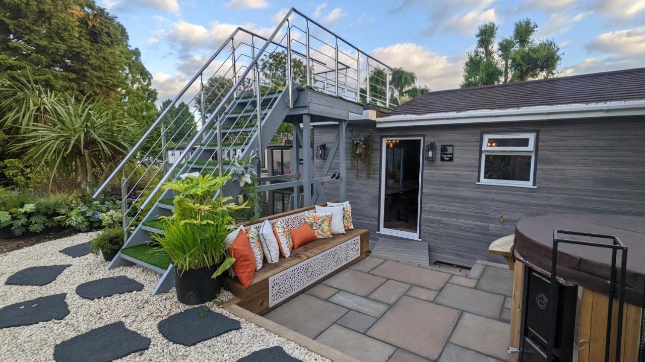 Tulana Taggs - Floating Home On Idyllic Island Hampton Hill Bagian luar foto