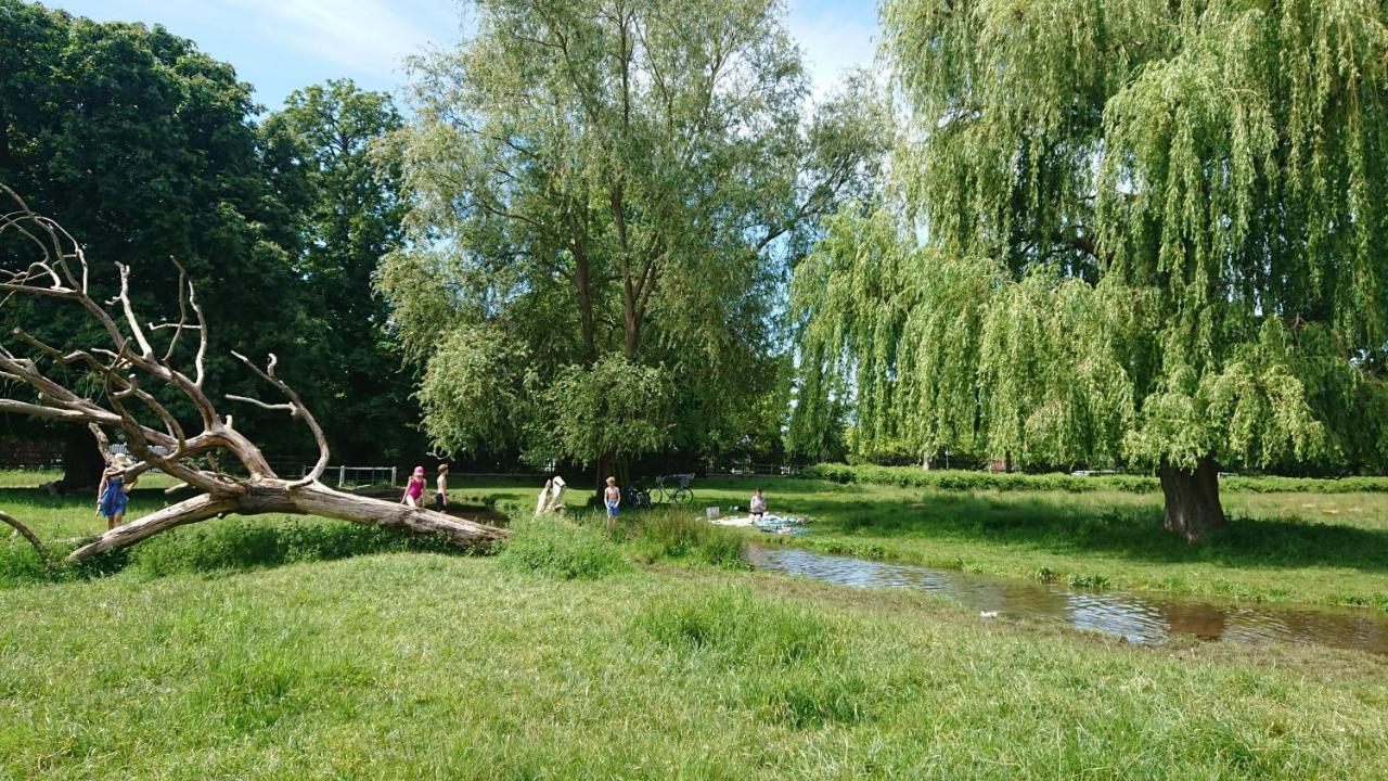 Tulana Taggs - Floating Home On Idyllic Island Hampton Hill Bagian luar foto