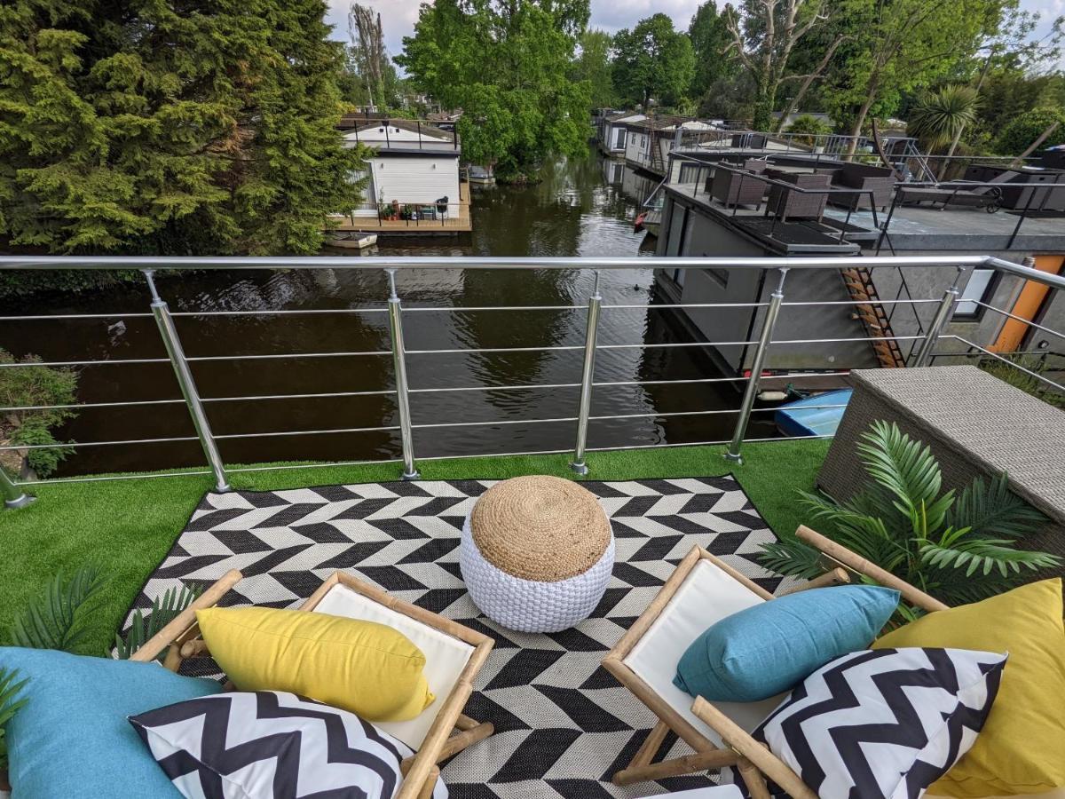 Tulana Taggs - Floating Home On Idyllic Island Hampton Hill Bagian luar foto