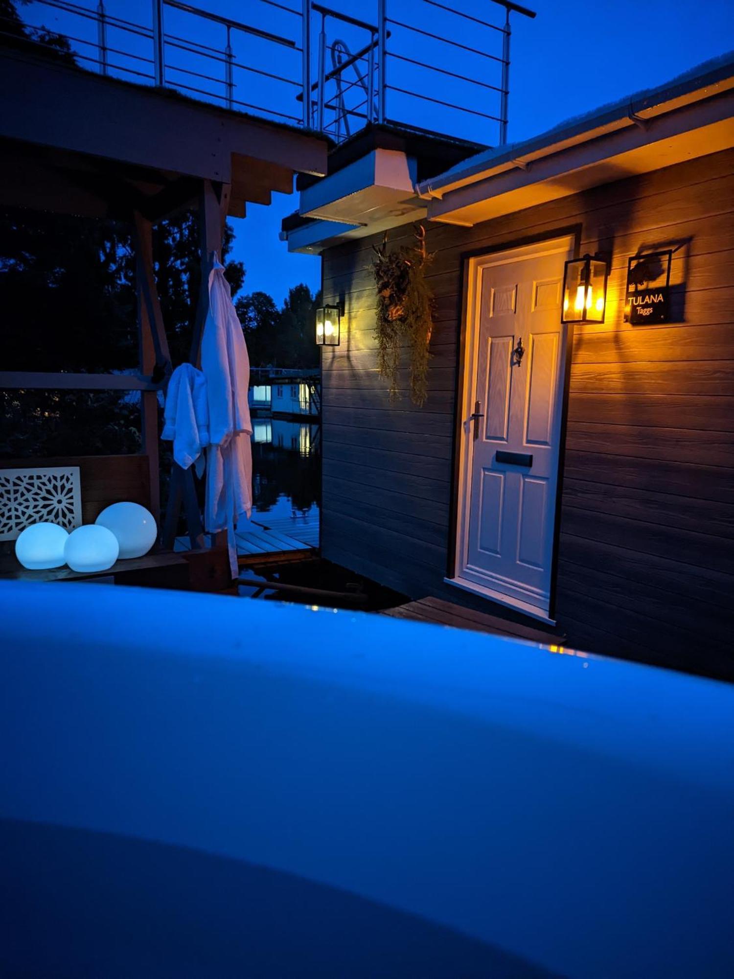 Tulana Taggs - Floating Home On Idyllic Island Hampton Hill Bagian luar foto