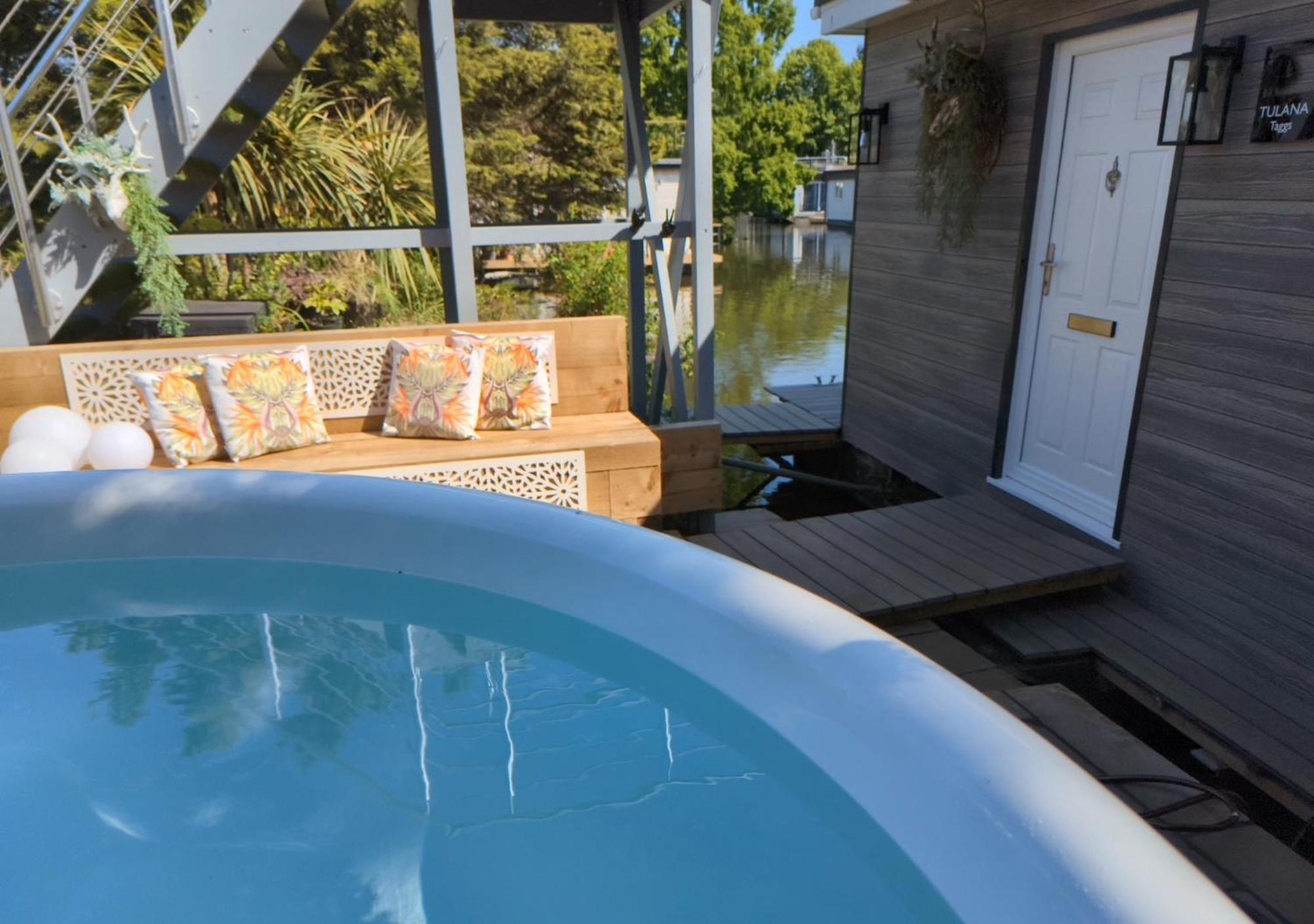 Tulana Taggs - Floating Home On Idyllic Island Hampton Hill Bagian luar foto